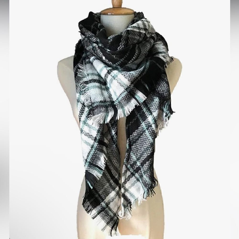 New! Wander Agio Black/White/Sage Green Plaid Triangle Scarf/Shawl/Wrap One Size
